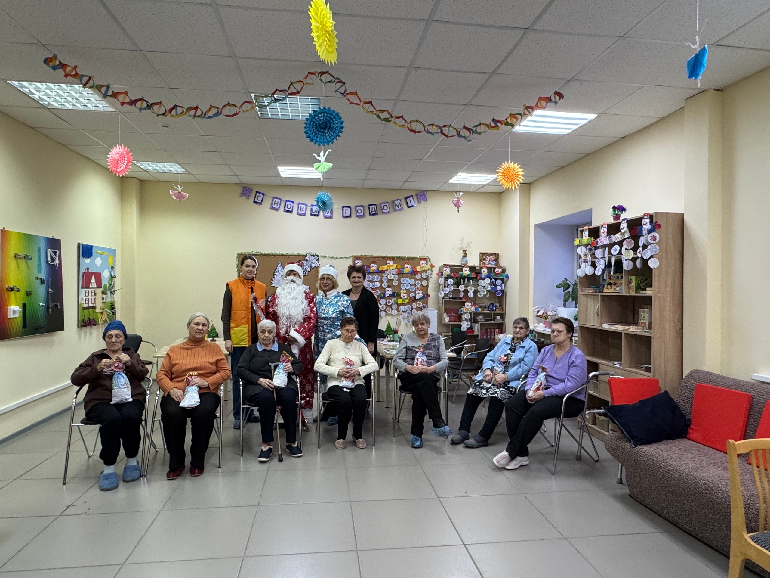 Акция «Новый год в каждый дом» принесла радость бабушкам и дедушкам!