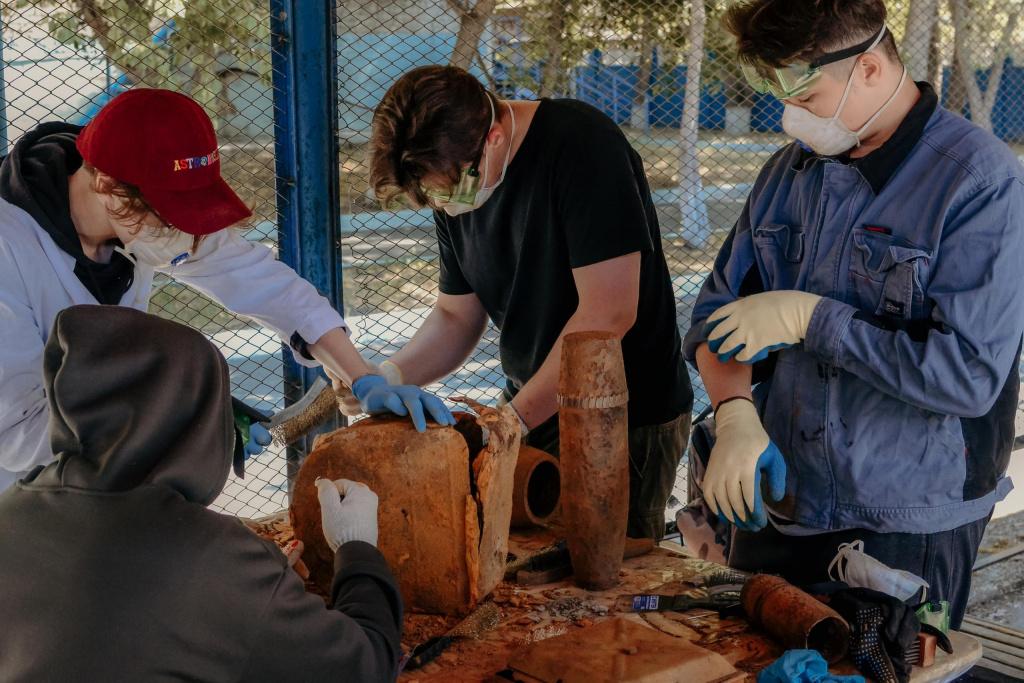Артефакты времен Великой Отечественной войны восстанавливают подростки в «Школе реставратора» Артефакты времен Великой Отечественной войны восстанавливают подростки в «Школе реставратора»