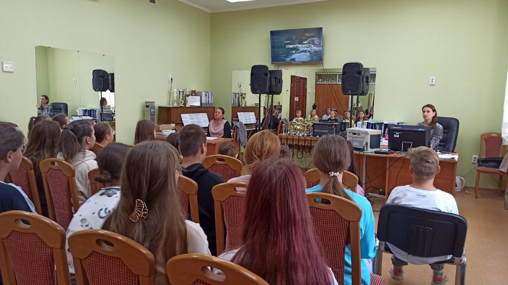 Накануне Дня солидарности в борьбе с терроризмом воспитанники вокального ансамбля "Музыкальный ТРаМПЛиН" Дворца творчества и спорта "Пионер" перед началом занятий посмотрели информационные, тематические видеоролики. Накануне Дня солидарности в борьбе с терроризмом воспитанники вокального ансамбля "Музыкальный ТРаМПЛиН" Дворца творчества и спорта "Пионер" перед началом занятий посмотрели информационные, тематические видеоролики.