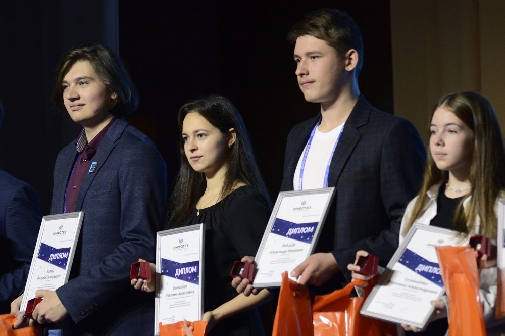Талантливым юным техникам вручили знаки участников региональной базы данных Талантливым юным техникам вручили знаки участников региональной базы данных