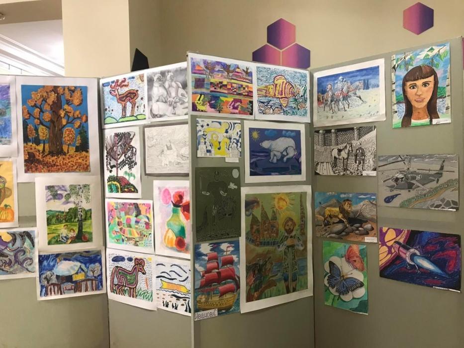 В «Пионере» открылась инклюзивная выставка творческих работ