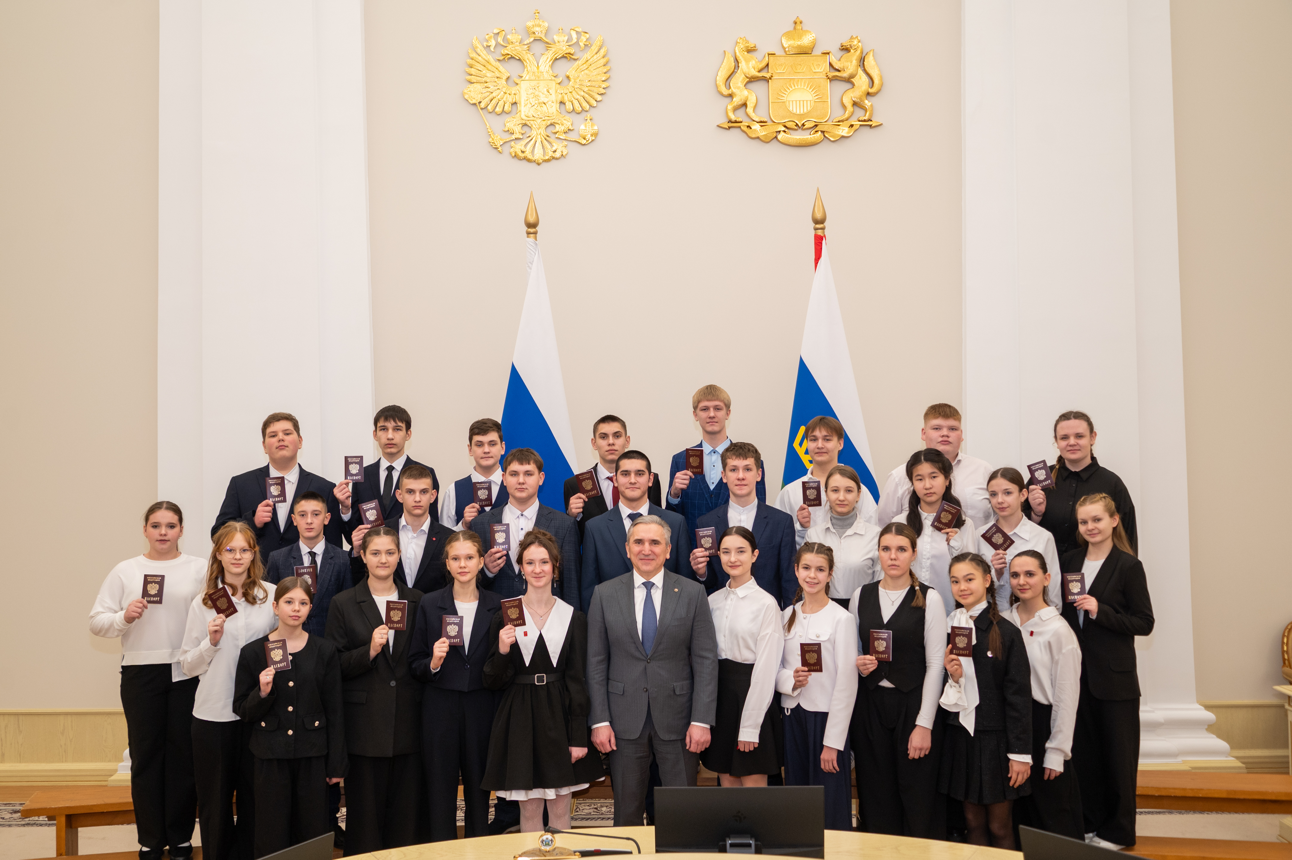 В канун дня Конституции 26 подростков получили свои первые паспорта в Правительстве региона