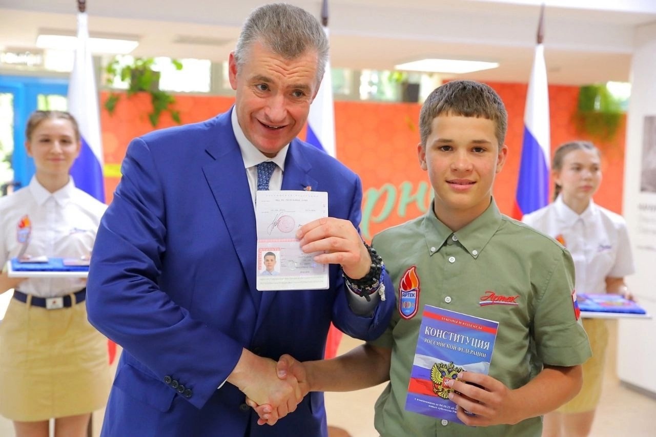 Семиклассник из Бердюжья получил паспорт накануне юбилея Международного детского центра «Артек» Семиклассник из Бердюжья получил паспорт накануне юбилея Международного детского центра «Артек»
