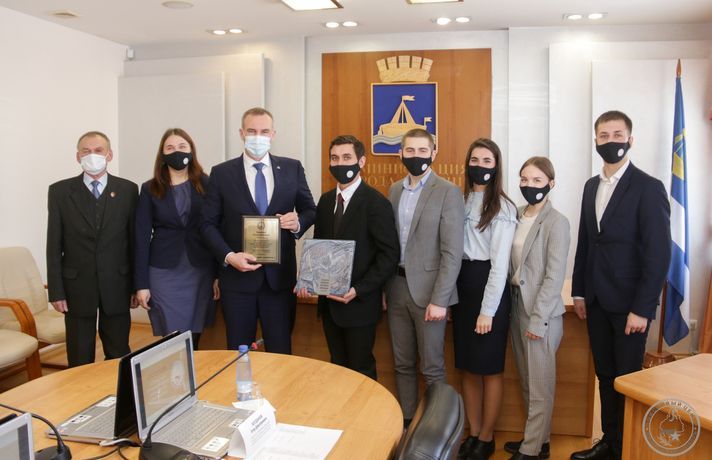 Глава города Тюмени провел встречу с поисковиками Глава города Тюмени провел встречу с поисковиками