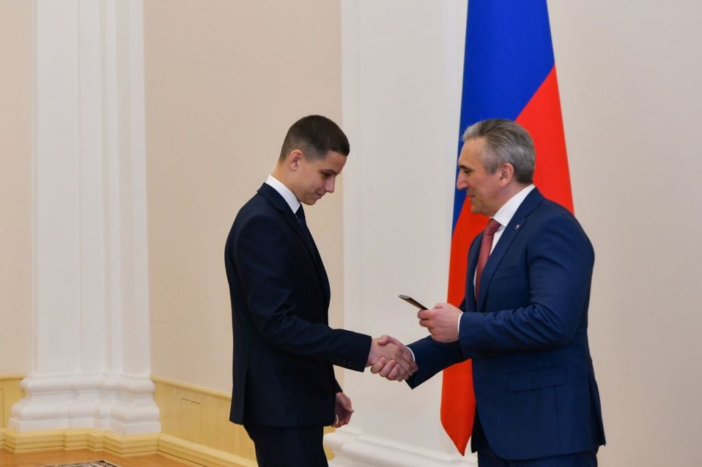 Юные жители региона получили паспорта из рук Губернатора Тюменской области Юные жители региона получили паспорта из рук Губернатора Тюменской области