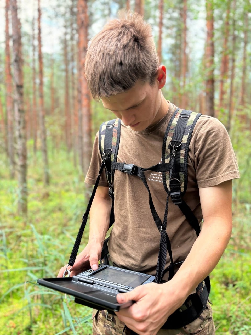 Специалист Областного поискового центра ведет поисковую работу с использованием георадара Специалист Областного поискового центра ведет поисковую работу с использованием георадара