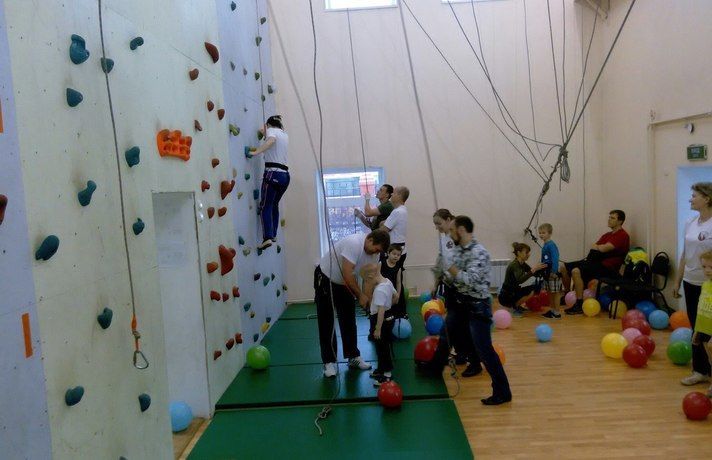 Спортивные семьи приняли участие в соревнованиях «Папа, мама, я – альпинистская семья» Спортивные семьи приняли участие в соревнованиях «Папа, мама, я – альпинистская семья»