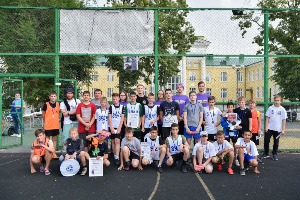 27 июля в рамках работы досуговых площадок на базе Дворца творчества и спорта «Пионер» состоится турнир социального проекта «Выбираю футбол», участниками являются дети и подростки возраста от 15 до 17 лет. 27 июля в рамках работы досуговых площадок на базе Дворца творчества и спорта «Пионер» состоится турнир социального проекта «Выбираю футбол», участниками являются дети и подростки возраста от 15 до 17 лет.